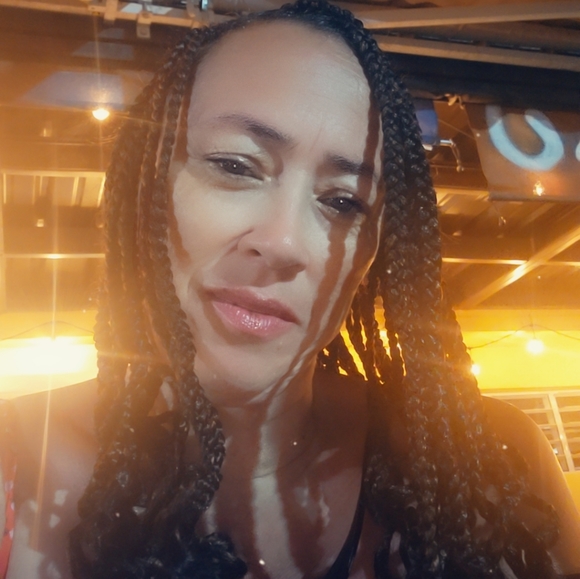 Meet your Posher, Jessica - Picture 2 of 2